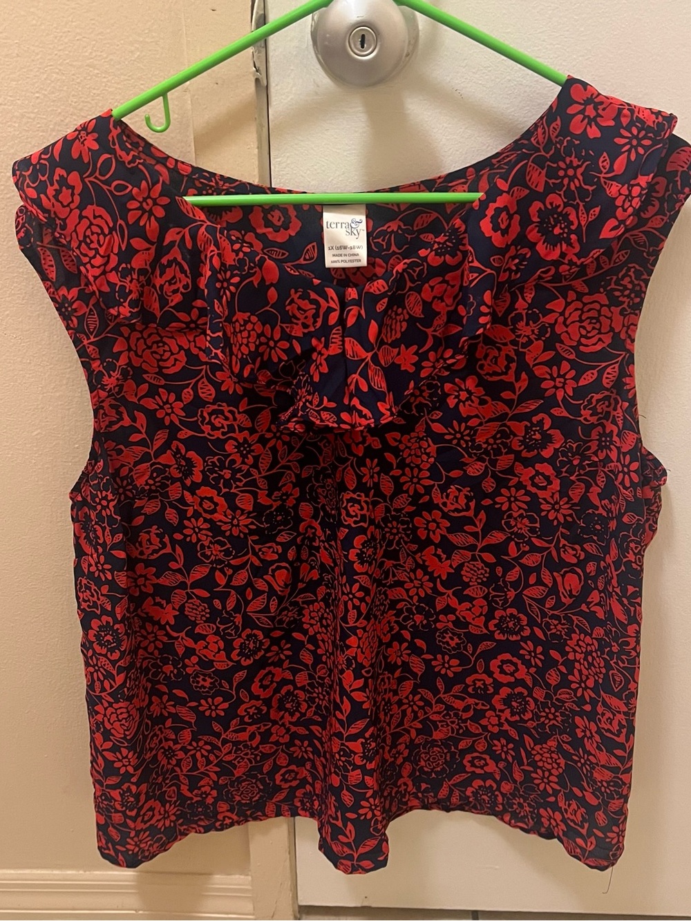 Terra & Sky Women's Plus Size Sleeveless Floral Blouse